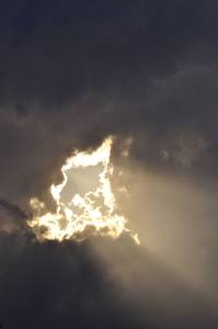 Sonnenstrahlen durchbrechen die Wolken